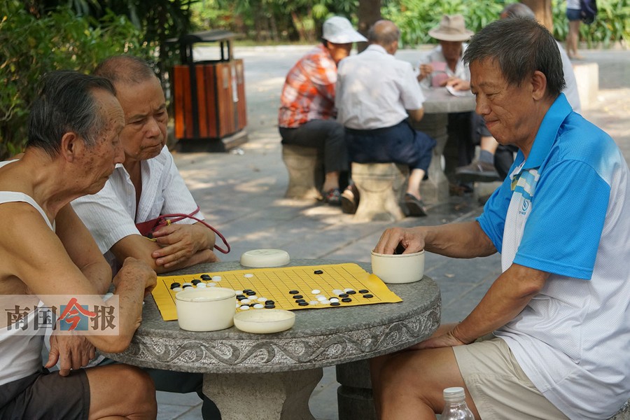 行孝可走"新潮"路线:教父母玩电脑 带老人出境游