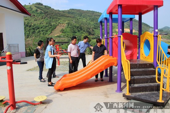 百色市妇联对全市“儿童家园”项目进行督查