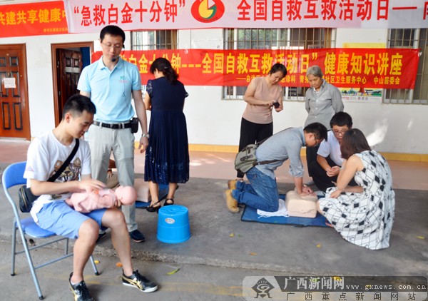 进社区演示急救 教市民掌握急救白金十分钟