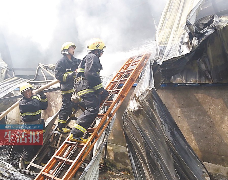 南宁市高新区一公司仓库起火 大批汽车配件被烧毁