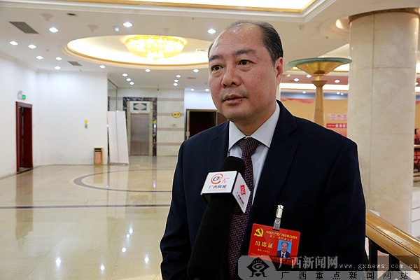 自治区第十一次党代会代表,灵山县委书记莫东培接受广西新闻网全媒体
