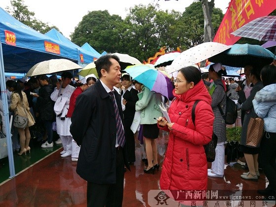 广西卫生职业技术学院党委书记李超乾在接受广西新闻网记者采访.