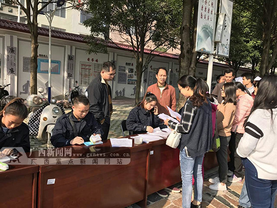 宾阳车管所进社区为群众办理电动车上牌业务(