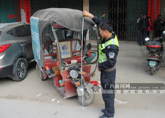 交通民警对事故现场进行勘查.上思交警供图