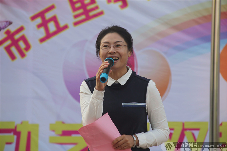 五里亭第一小学校校长张琳在文艺汇演上讲话.