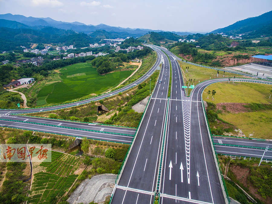 岑溪到水汶高速路通车 可驾车从梧州直达广东茂名