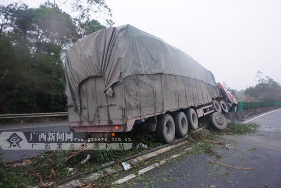 南友高速崇左路段往凭祥方向发生一起牵引车撞护栏的交通事故.