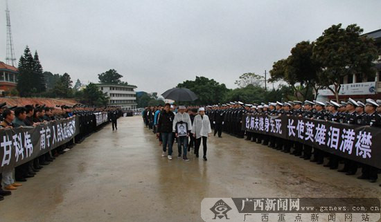 追忆甘科伟:天堂里没有毒品 英雄一路走好(图)