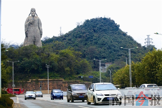 柳宗元雕像所在的小山包,其实是柳州金鸡岭下的"蛋.