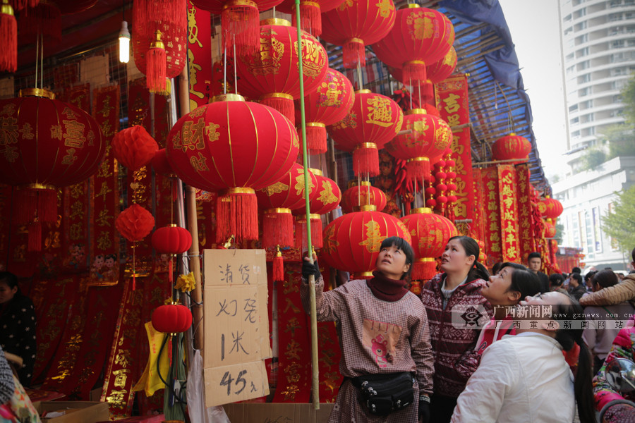 高清春节临近南宁街头年味渐浓