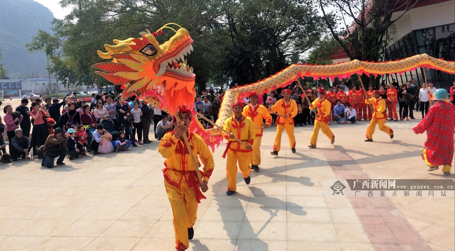 1月30日下午，民间艺人在南宁市一家景区表演舞龙，为前来游玩的市民送上