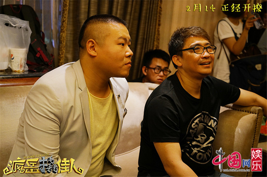 电影《疯岳撬佳人》岳云鹏与导演钟少雄说戏