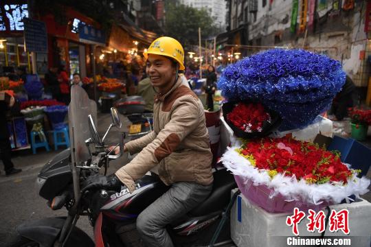 重庆街头"摩的"师傅情人节送花生意忙(图)