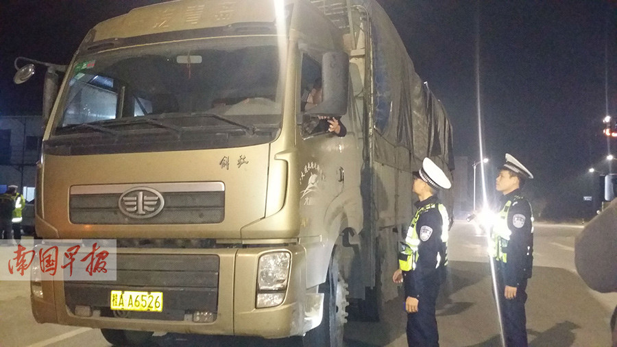 南宁市突击检查 162辆运输车违法上路被罚(图)