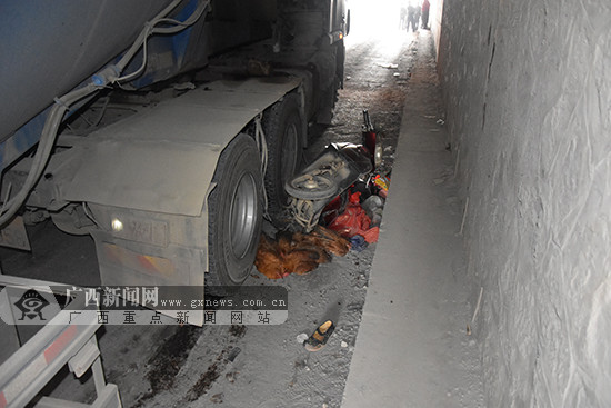 铁路涵洞路段发生一起交通事故,一名正在道路上捡拾物品的妇女一双小