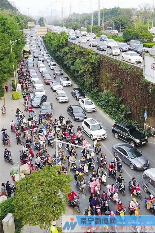 南宁快环部分节点"肠梗阻" 委员:增辟右转车道