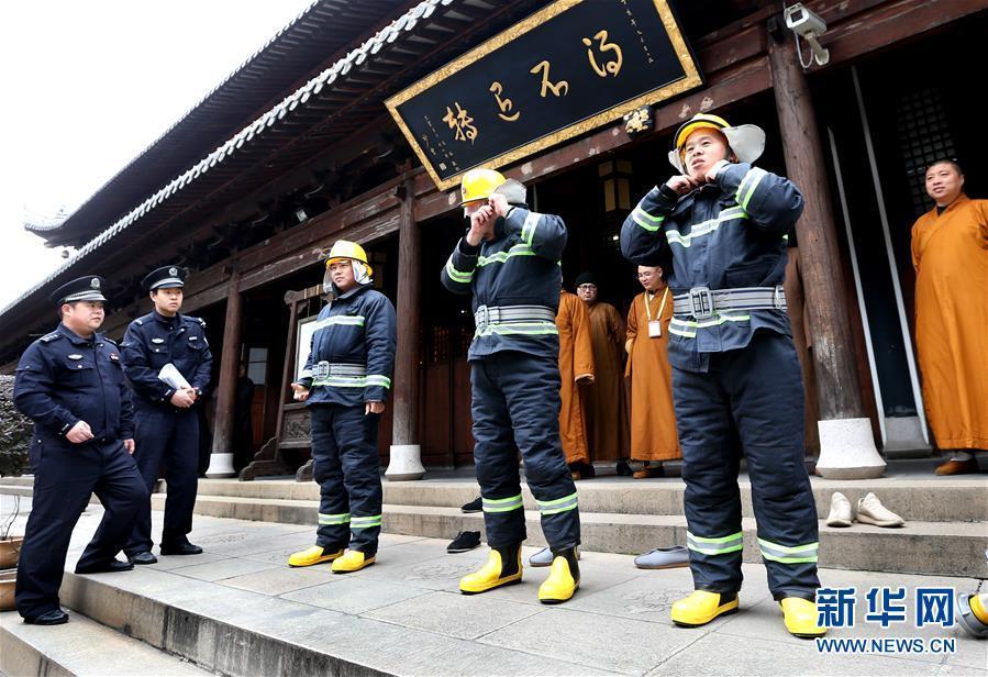 上海古寺有了法师消防队