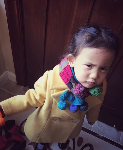 孙莉晒小女儿照片 小妞撇嘴生气模样可爱(图)