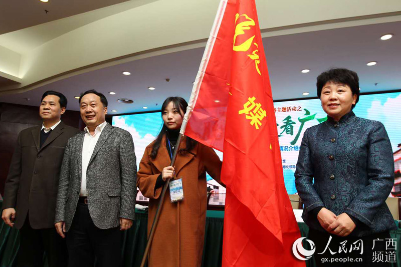 中央网信办、国家网信办副主任任贤良(左二),自治区党委常委、宣传部部长范晓莉(右一),自治区党委常委、政法委书记、自治区政府副主席黄世勇(左一)为媒体团授旗(邓昶 摄)