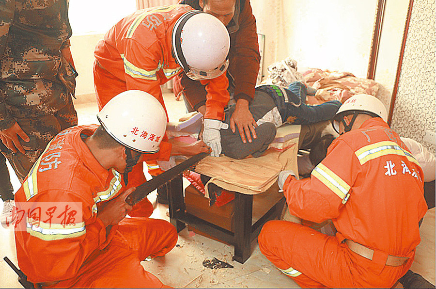 男童头卡按摩床 消防员锯床相救(图)