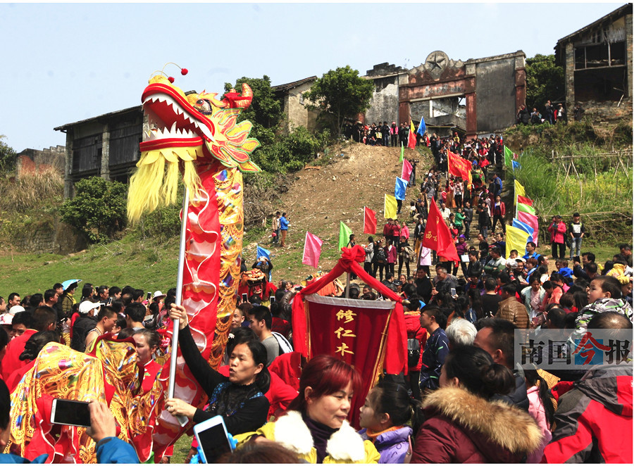 昨日,运江古镇老街被挤得水泄不通,重现了20多年前赶圩时的盛况.