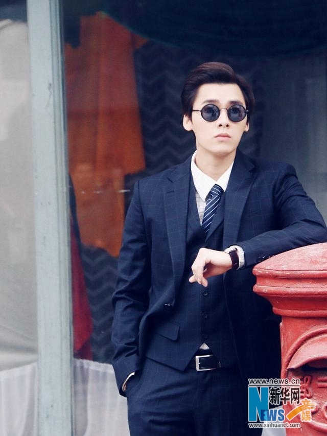 男神范儿 李易峰吴亦凡霍建华西装照PK