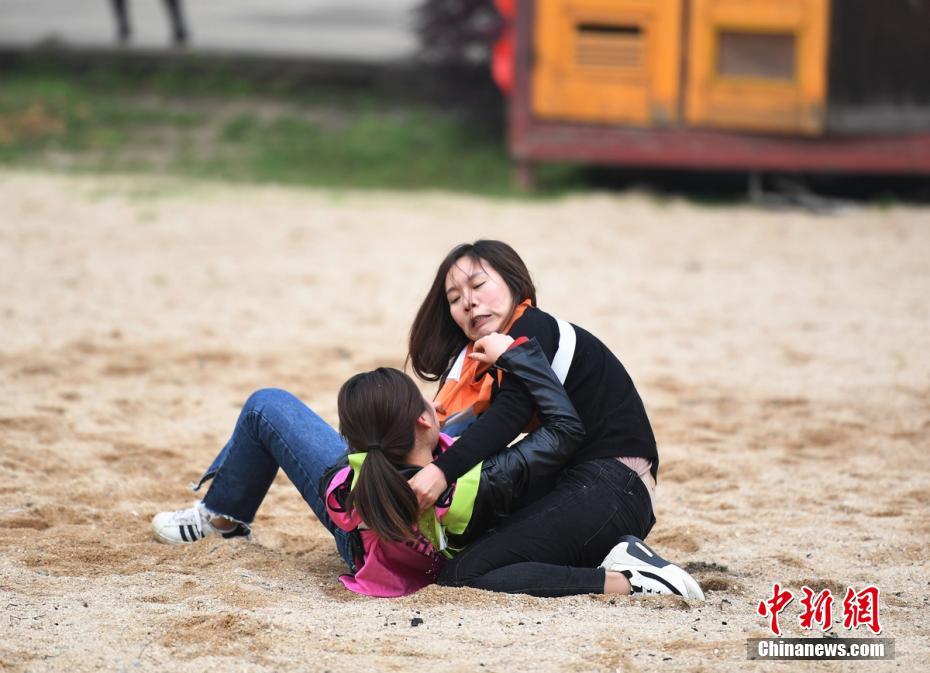 妇女节湖南女性撕名牌发泄解压