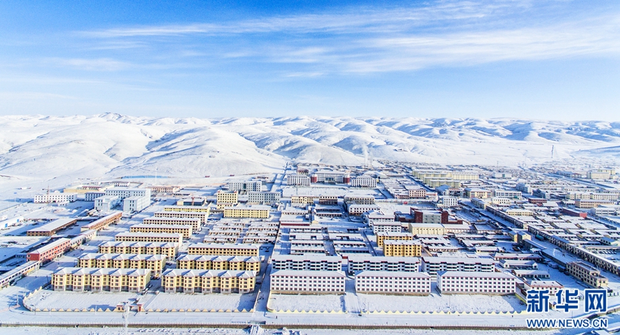 航拍:青海玛多县初春雪景 积雪不融如童话世界