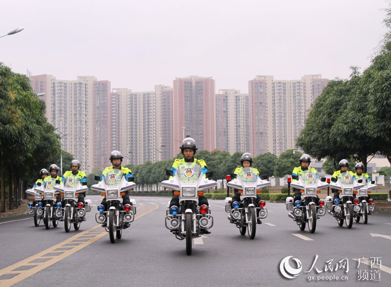 百色广西首支骑疑犯亮相10天抓获12名娃娃爱丽夹警队图片