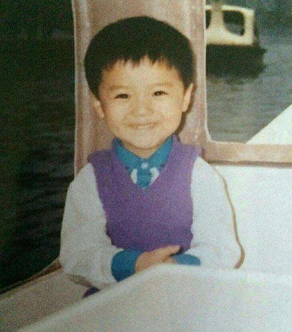 鹿晗手拿足球日本街头拍广告 笑容阳光活力十