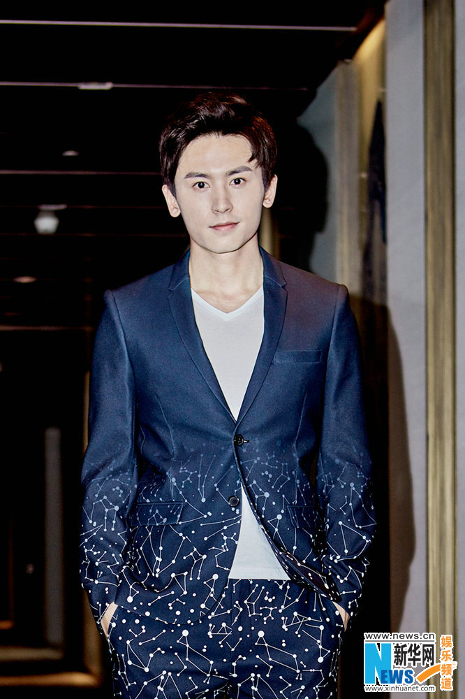 张哲瀚携《朝歌》亮相推介会 西装造型帅气有