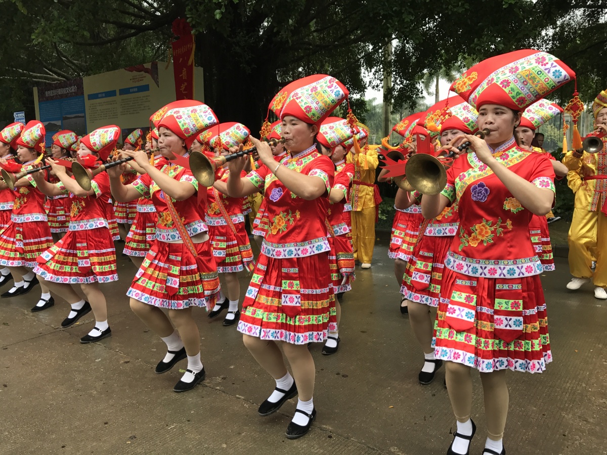 南宁市南湖广场上演原生态民族风情表演 广西新闻网记者蒙灵报道:30日