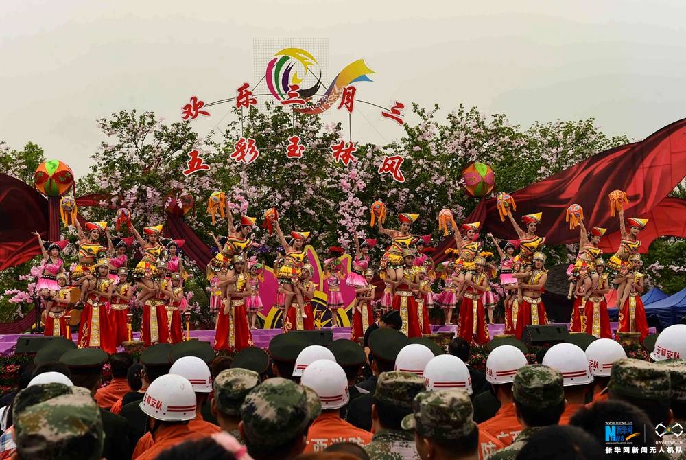 航拍广西各族群众欢庆壮族传统节日三月三