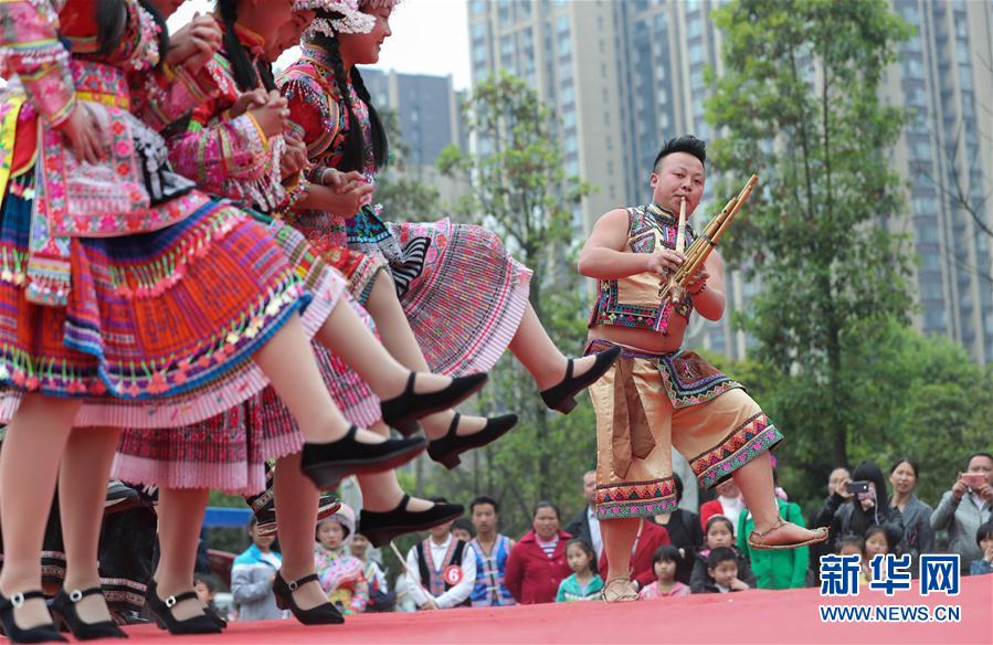 苗族山花节 欢快挤芦笙