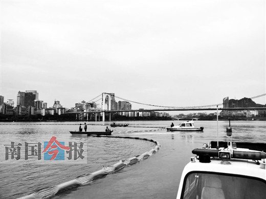 柳州加大水上保洁力度 设置"水上防线"拦河面垃圾