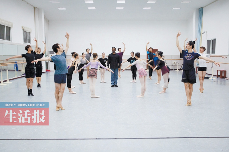 老外网恋娶广西姑娘 定居南宁在西大当芭蕾舞