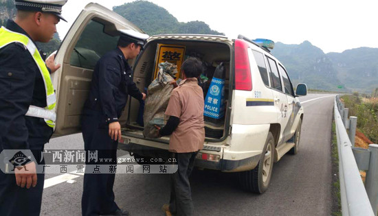 生命不可图方便 行人上高速交警劝离将其送回(图)