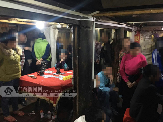 融水警方捣毁赌窝抓获30余名涉赌人员(图)