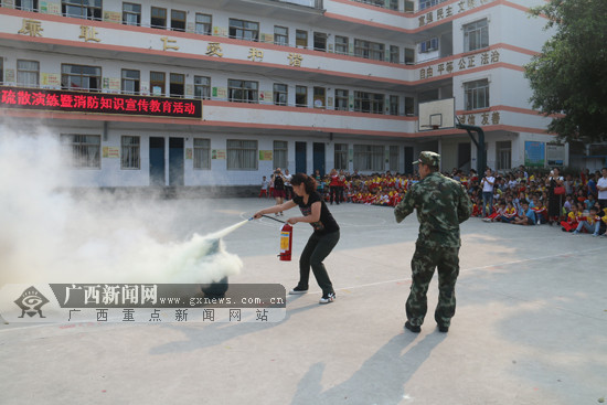 消防宣传进校园 700余名师生体验"火场"逃生(图)