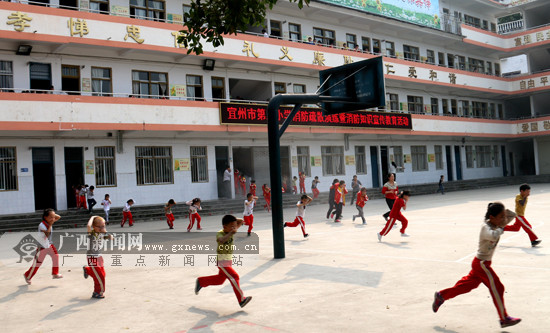 消防宣传进校园 700余名师生体验"火场"逃生(图)