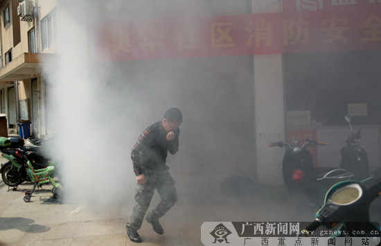 消防官兵给社区居民上公开课:电动车充电要小心
