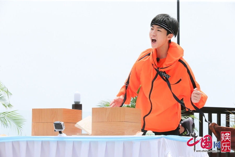 《高能少年团》王俊凯单手劈木板 张一山心疼