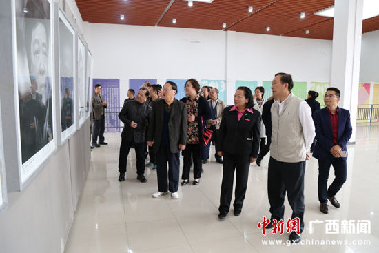 图为与会领导嘉宾参观作品展。