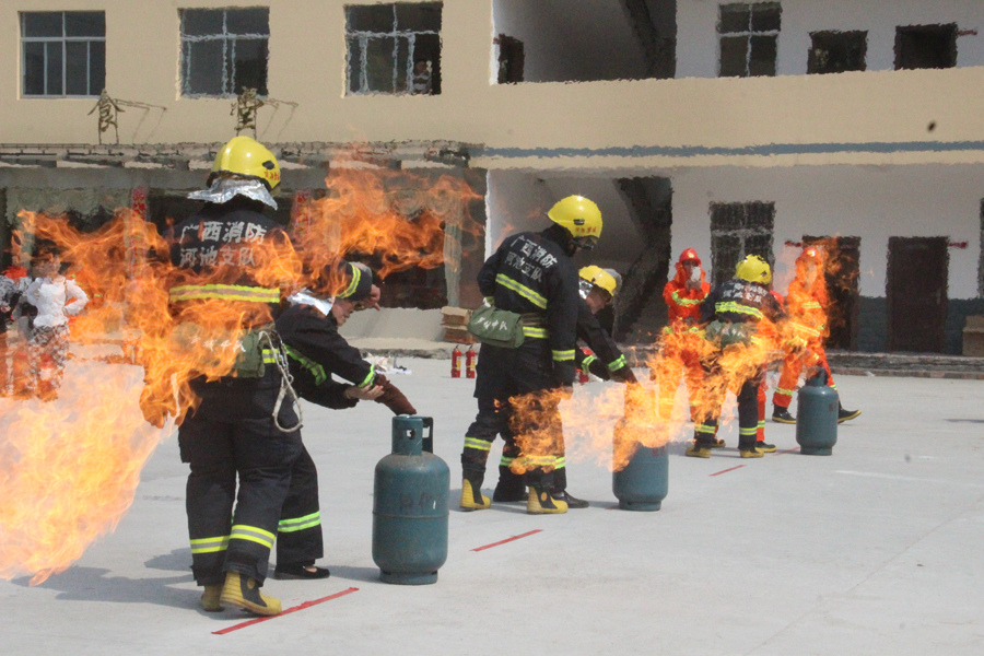 ģ���"ս��"����"�浶��ǹ" �һ�Ӣ��չ����