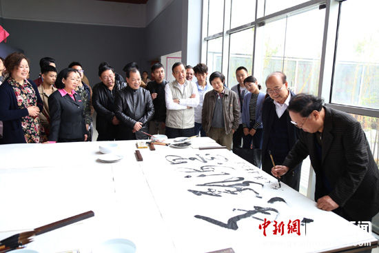 图为艺术家现场创作。