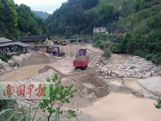 恭城:深山暗藏采砂场 清澈小河变“黄河”(图)