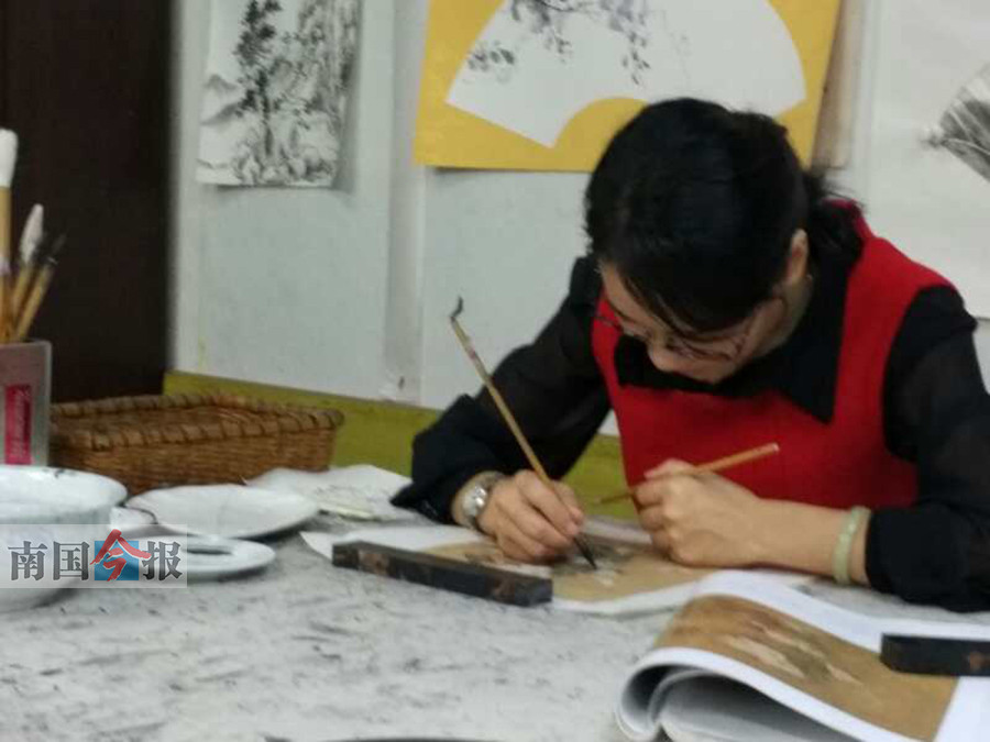 女子从30多岁开始学习工笔画 为实现儿时梦想