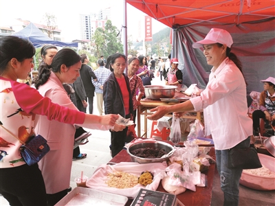 …4月18日,在田林县城弘湾路美食展销区,中午天气好转后,文女士