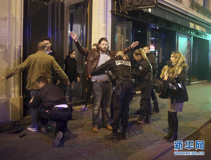 巴黎香榭丽舍大街发生枪击事件一名警察殉职4