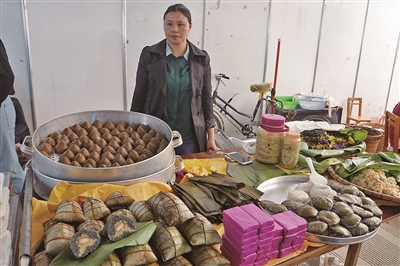 那坡:美食摆上“风流街” 边民大饱口福